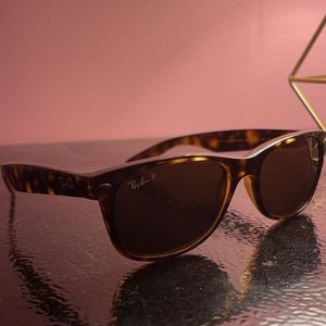 Women’s polarized wayfarer raybans